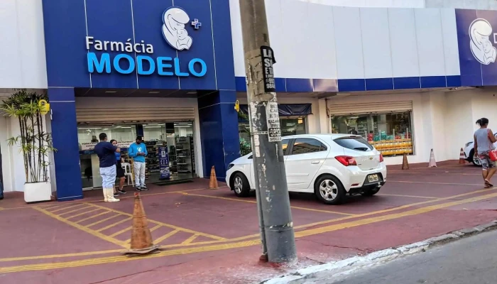 Farmácia Modelo - Drogaria (Entre o Hotel Castro's e a Richesse) - - St. Oeste